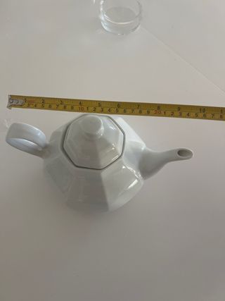 Tetera de porcelana blanca