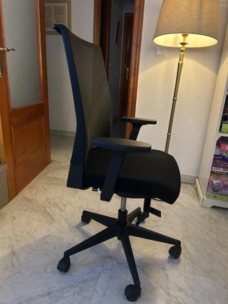 Silla de oficina ajustable negra