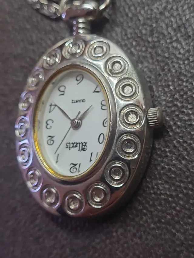 Reloj Alexis Cadena metálica