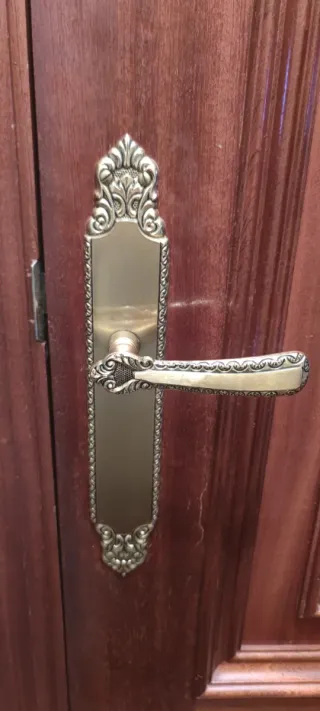 Puerta de madera oscura con manilla dorada 62 cm