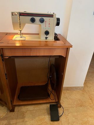 Máquina de coser Royal con mueble