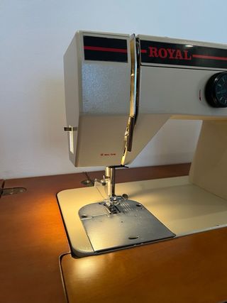 Máquina de coser Royal con mueble