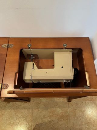 Máquina de coser Royal con mueble