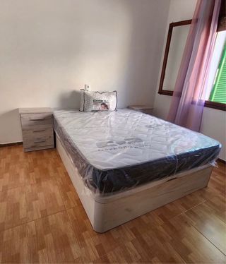 Materasso e divano letto in tessuto e legno