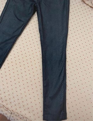 Pantaloni Akè neri effetto pitone