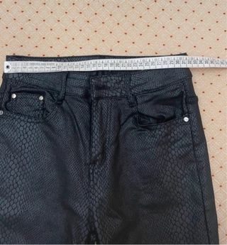 Pantaloni Akè neri effetto pitone