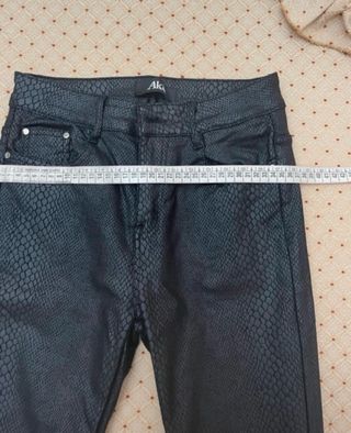 Pantaloni Akè neri effetto pitone