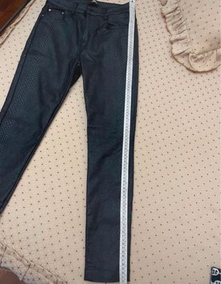 Pantaloni Akè neri effetto pitone