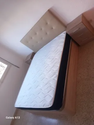 Canapé y colchón beige y marrón