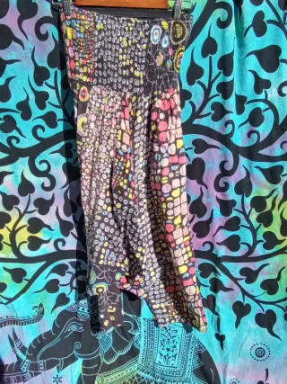 3 VESTIDOS/2 MONOS:CON FALDA Y CON PANTALON:1X1,5€