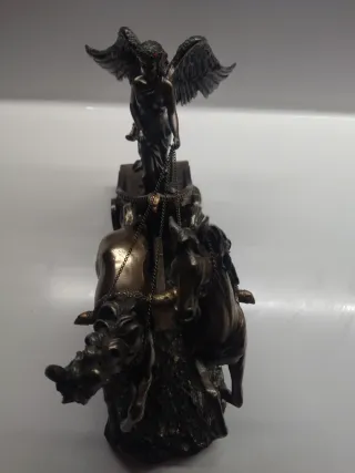 Scultura in metallo: angelo, cavalli e carro