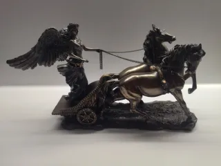 Scultura in metallo: angelo, cavalli e carro