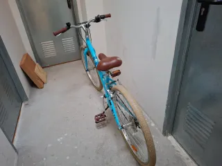 Bicicleta azul infantil con sillín marrón