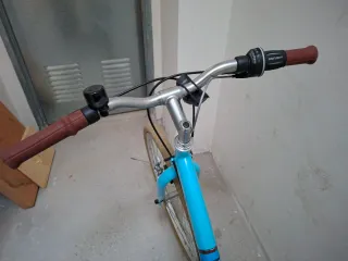 Bicicleta azul infantil con sillín marrón