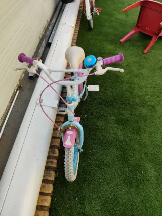 Bicicleta infantil azul y rosa