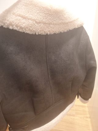 Cazadora marrón con borreguito.