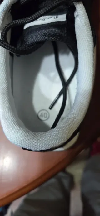 Zapatillas deportivas negras y grises