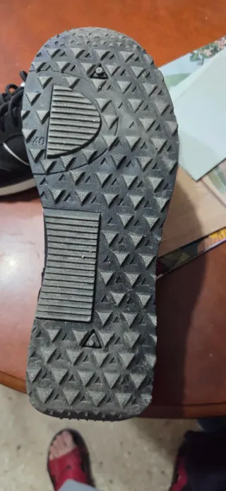 Zapatillas deportivas negras y grises