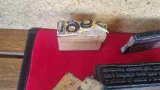 Timbri antichi in legno e metallo