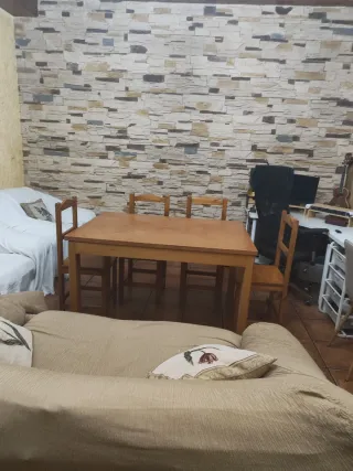 Mesa de madera con 4 sillas