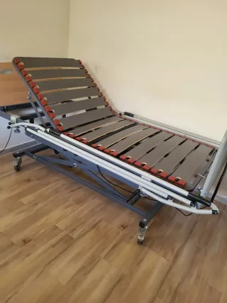 Cama articulada con elevador