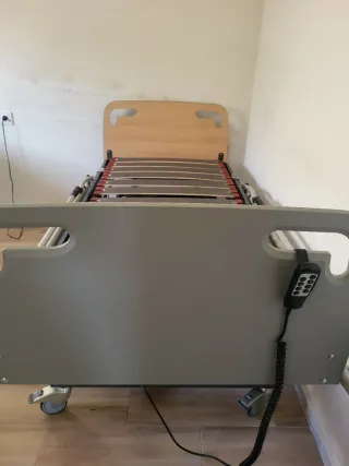 Cama articulada con elevador