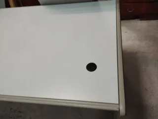 Mesa de oficina gris claro con cajonera