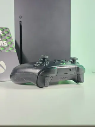 Xbox Series X 1TB Mando Edición Especial 20 Años