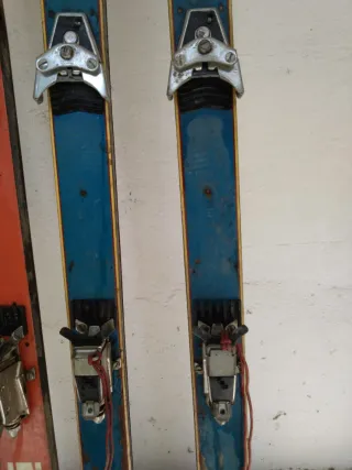 Esquís antiguos de madera y metal