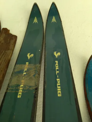 Esquís antiguos de madera y metal