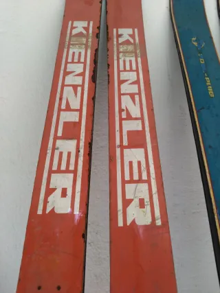 Esquís antiguos de madera y metal