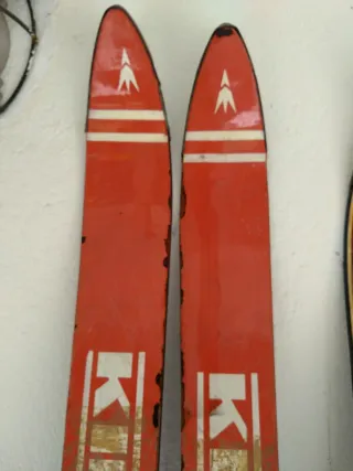 Esquís antiguos de madera y metal