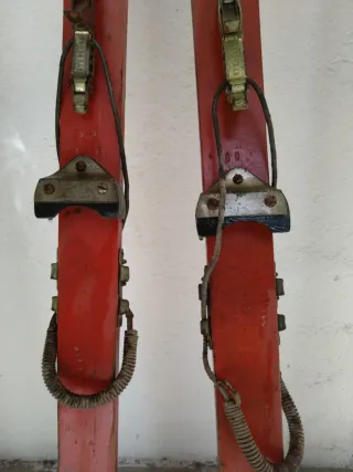 Esquís antiguos de madera y metal