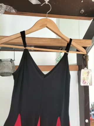 Vestido tirantes negro y rojo