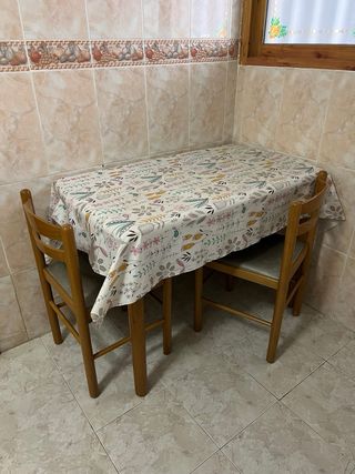 Mesa de cocina con 2 sillas