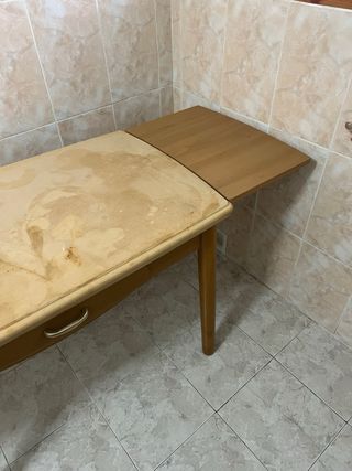 Mesa de cocina con 2 sillas