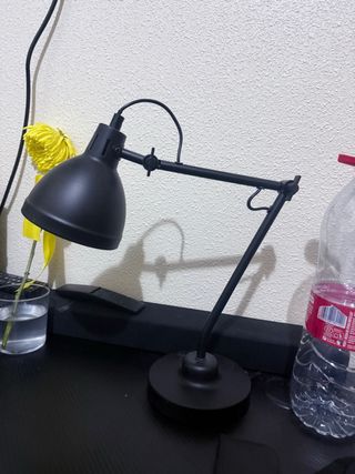 Lámpara de mesa negra