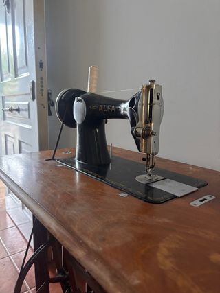 Máquina de Coser Alfa Madera
