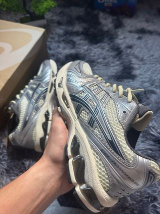 Asics Gel Kayano 14 Talla 43.5 Gris/Blanco