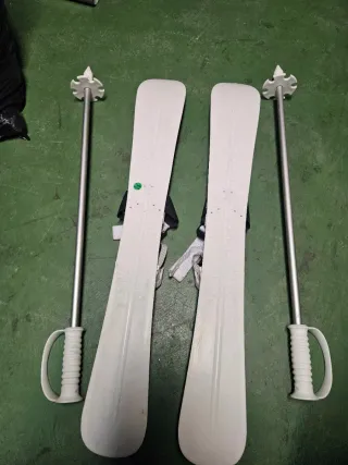 Esquís y bastones infantiles SnoKids