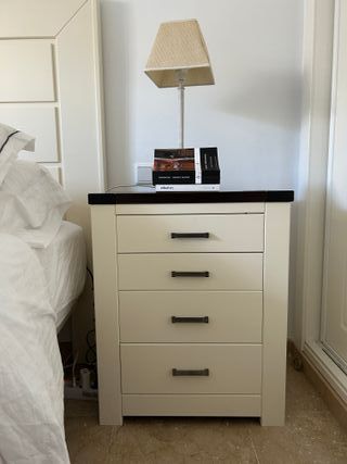 Mesita de noche blanca y madera