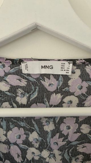 Blusa floral morada y negra