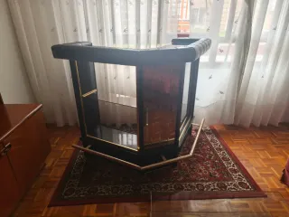 Mini bar negro y dorado