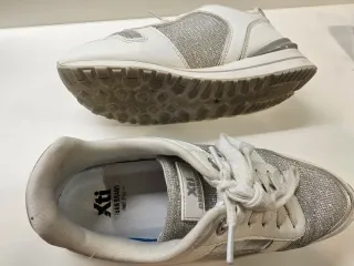 Zapatillas XTi Blancas y Plateadas Talla 39