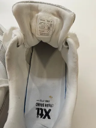 Zapatillas XTi Blancas y Plateadas Talla 39