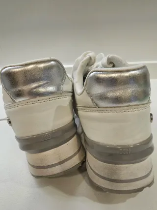 Zapatillas XTi Blancas y Plateadas Talla 39