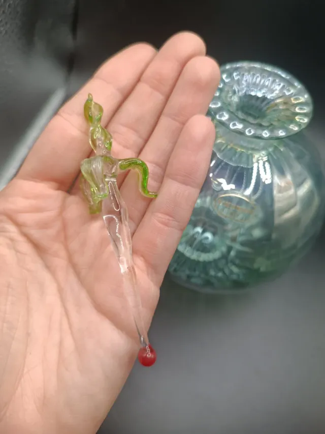 Bottiglietta tonda in vetro verde