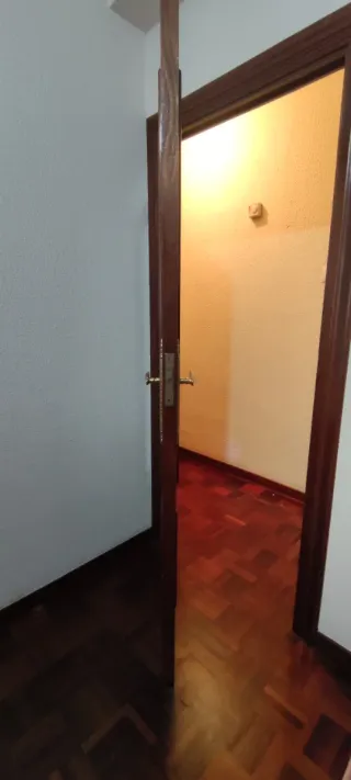 Puerta de madera con cristal decorativo