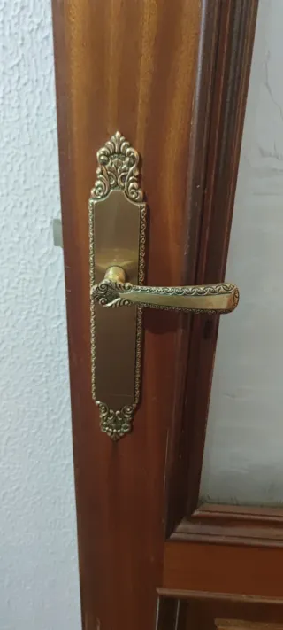 Puerta de madera con cristal decorativo