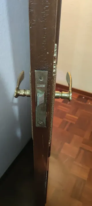 Puerta de madera con cristal decorativo